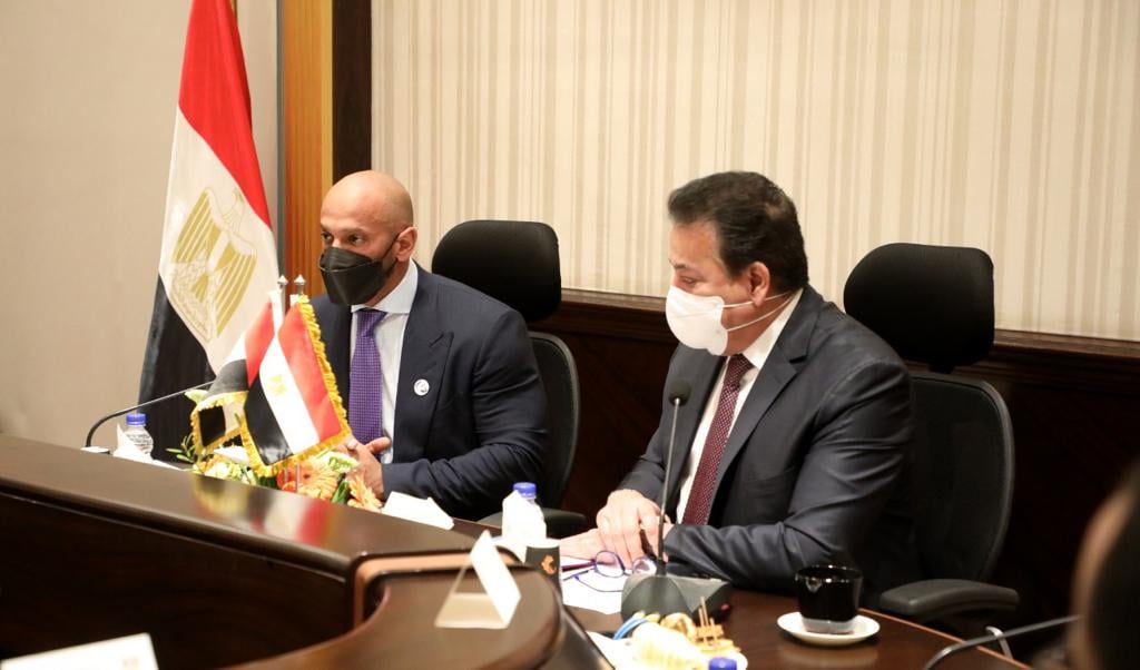 بالصور..  خالد عبد الغفار يبحث نقل تجربة منصة “ملفي” الإماراتية للقطاع الصحي بمصر