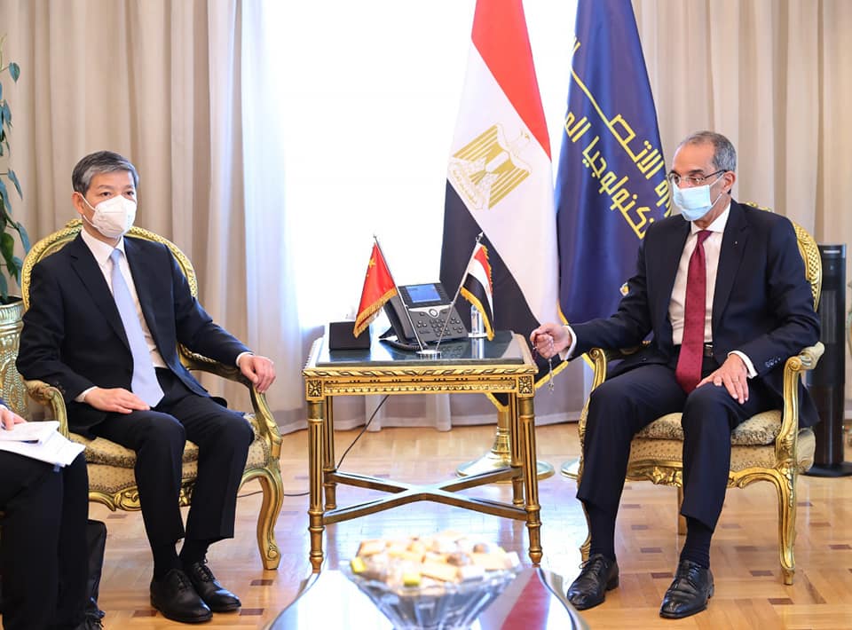 وزير الاتصالات يبحث مع السفير الصيني التعاون فى بناء القدرات الرقمية والذكاء الاصطناعى