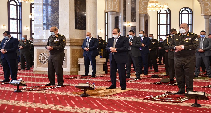 بالصور.. الرئيس السيسي يؤدي صلاة الجمعة بمسجد المشير طنطاوي بمناسبة يوم الشهيد