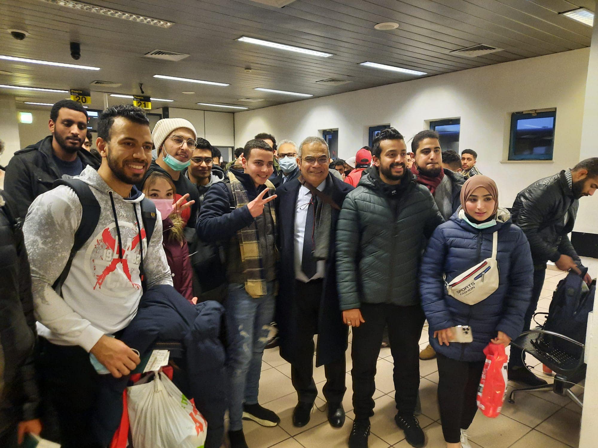 بالصور.. نجاح تسفير المواطنين المصريين من رومانيا بعد عبورهم الحدود الأوكرانية