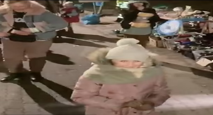 متطوعون يحتفلون بعيد ميلاد طفلة أوكرانية على حدود بولندا