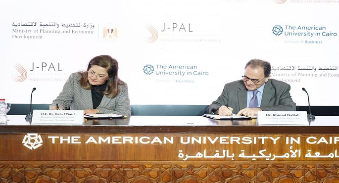 بالصور.. وزارة التخطيط ومعمل عبد اللطيف جميل بالجامعة الأمريكية يوقعان بروتوكول تعاون