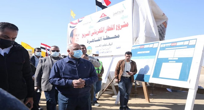 بالصور .. وزير النقل يتفقد أعمال تنفيذ الخط الأول من شبكة القطار الكهربائي السريع “العين السخة/العلمين/مطروح”