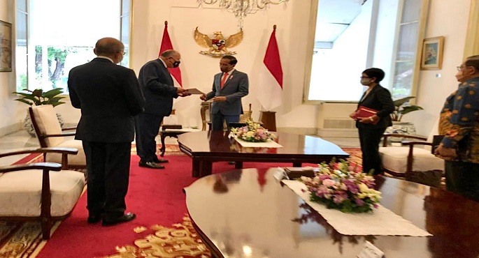 بالصور .. وزير الخارجية يسلم رسالة موجهة من الرئيس السيسي إلى الرئيس الإندونيسي