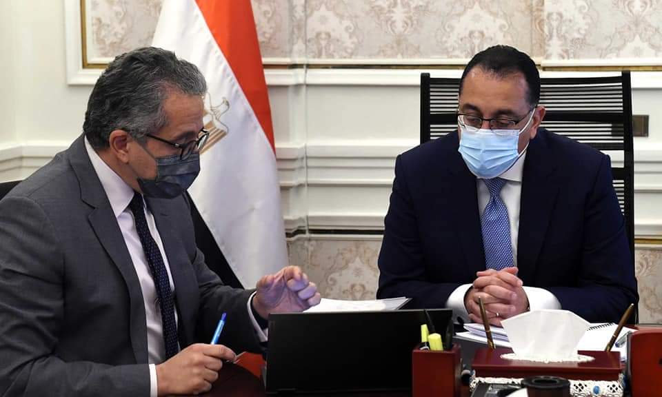 رئيس الوزراء يتابع مع وزير السياحة والآثار حركة السياحة الوافدة إلى مصر