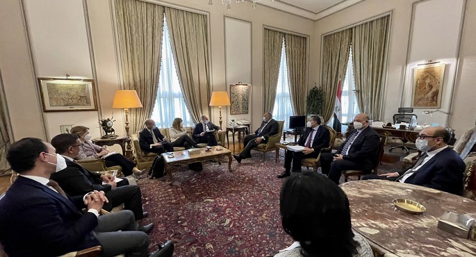 بالصور.. شكري يلتقي نائب رئيس البنك الأوروبي لإعادة الإعمار والتنمية لشئون السياسات والشراكات