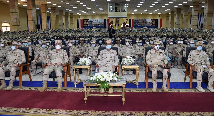 بالفيديو والصور.. وزير الدفاع يلتقي طلبة الكليات والمعاهد العسكرية