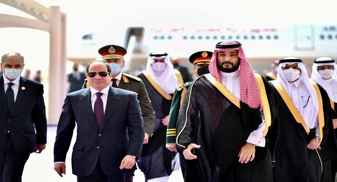 الرئيس السيسي يصل إلي مطار الملك خالد وولي العهد في مقدمة مستقبليه