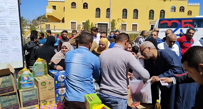 لليوم الـ 13 على التوالي .. إقبال مكثف على منافذ كلنا واحد للحصول على السلع المخفضة