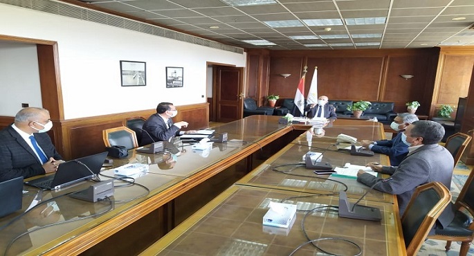 وزير الرى يتابع موقف المشروعات القومية الكبرى الجارى تنفيذها فى مجال إعادة إستخدام المياه