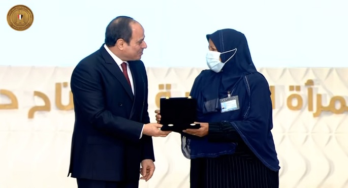 الرئيس السيسي يكرم عددا من السيدات المصرية والأم المثالية على مستوى الجمهورية