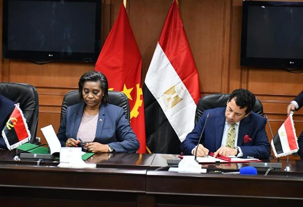 بالصور..وزير الشباب والرياضة يوقع بروتوكول تعاون مع نظيره الأنجولى