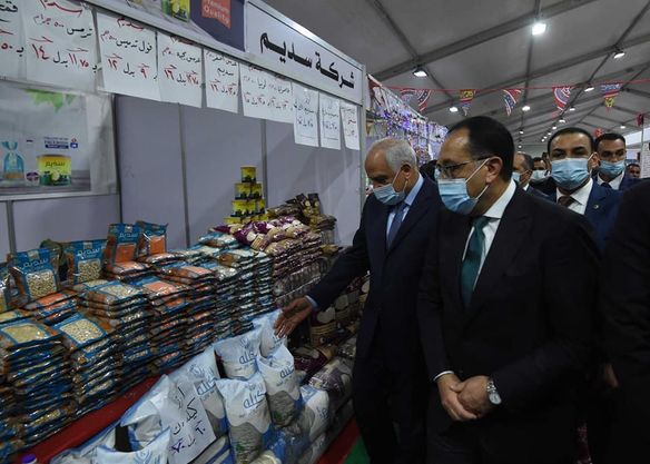بالصور.. رئيس الوزراء يتفقد معرض “أهلا رمضان” بشارع الملك فيصل بمحافظة الجيزة