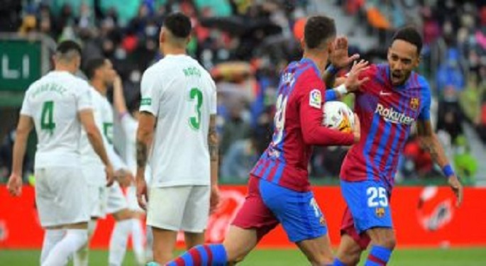 برشلونة ينجو من فخ إلتشي ويتقدم للمركز الثالث بالدوري الإسباني