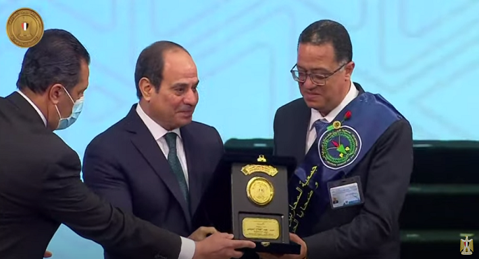 الرئيس السيسي يكرم أسر الشهداء ضمن فعاليات الندوة التثقيفية الـ35 للقوات المسلحة