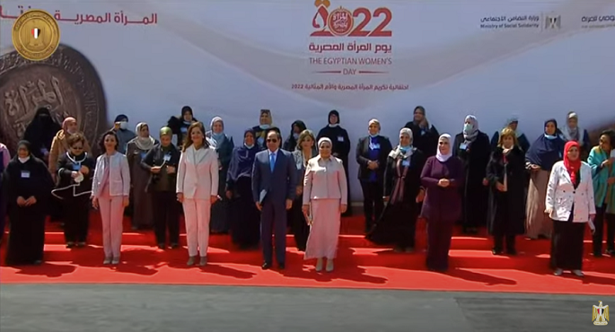 الرئيس السيسي يتوسط صورة تذكارية ضمت المكرمات بحفل تكريم المرأة المصرية