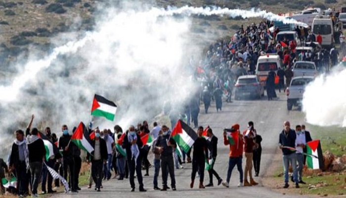 إصابة عشرات الفلسطينيين بحالات اختناق في مواجهات مع قوات الاحتلال بنابلس