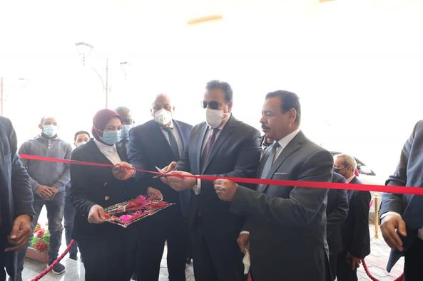 بالصور.. وزير التعليم العالي ومحافظ الوادي الجديد يفتتحان منشآت جديدة بجامعة الوادي الجديد