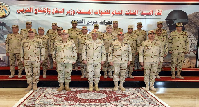 بالصور .. وزير الدفاع يلتقى بمقاتلى قوات حرس الحدود ويكرم عدداً من المتميزين