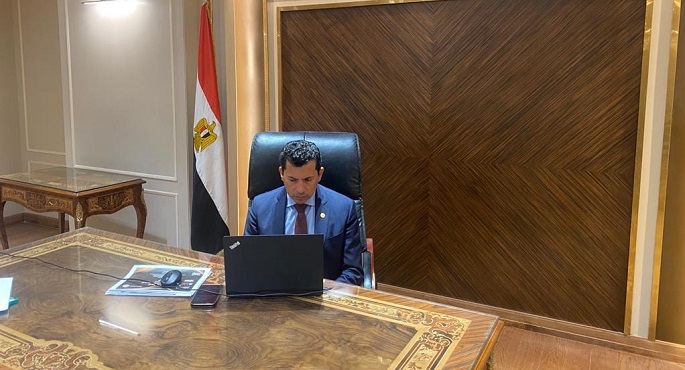 وزير الرياضة يعقد اجتماعًا مع قيادات الوزارة بالحي الحكومي بالعاصمة الإدارية الجديدة عبر تقنية الفيديو كونفرانس