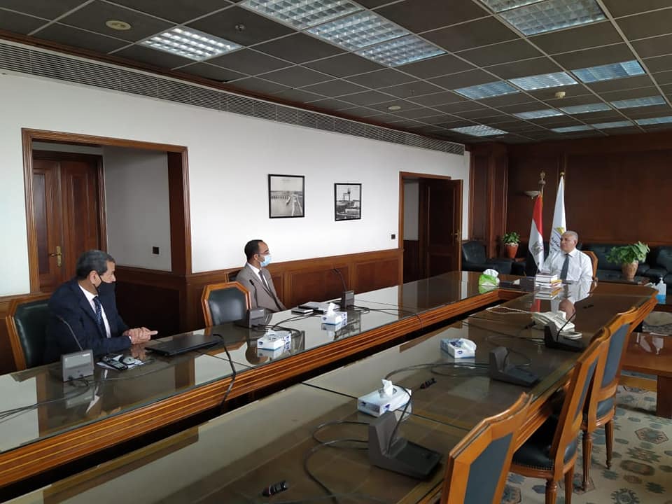 عبد العاطى يستعرض المشروعات الجارى تنفيذها لحماية السواحل المصرية