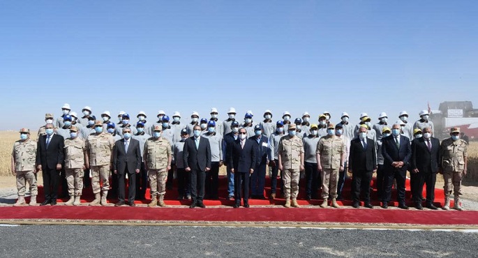الرئيس السيسي يتوسط صورة تذكارية مع القائمين على موسم حصاد القمح بتوشكى