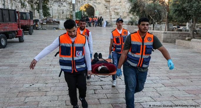 اشتباكات بين الشرطة الإسرائيلية وفلسطينيين قرب الأقصى وسقوط 152 مصابا