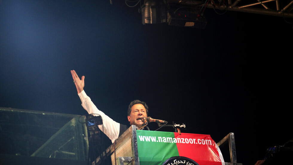 عمران خان يطالب بانتخابات مبكرة في باكستان ويلوح بالزحف نحو العاصمة