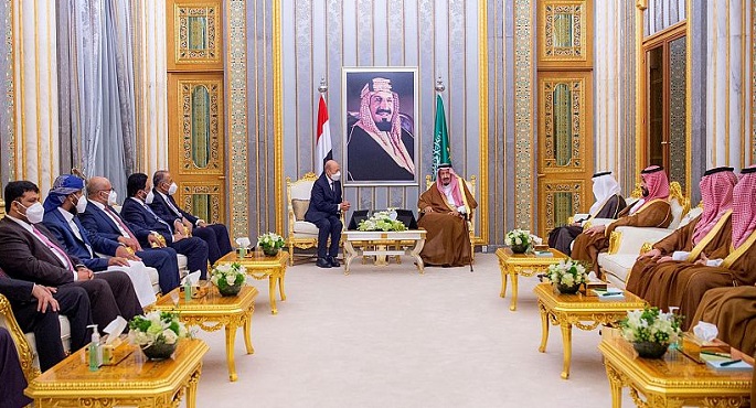 الملك سلمان يستقبل رئيس مجلس القيادة الرئاسي اليمني ونوابه