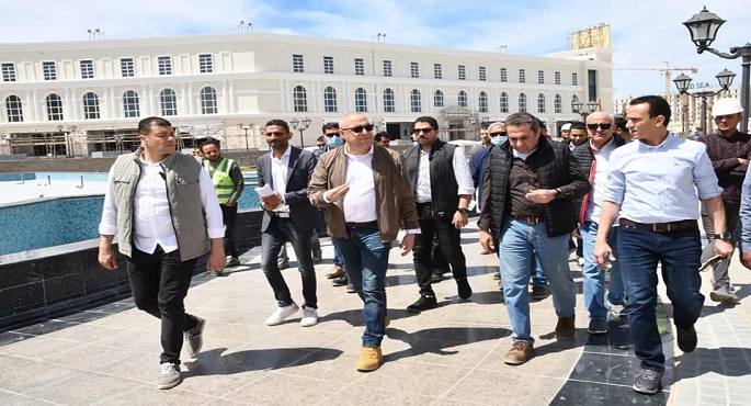 بالصور.. وزير الإسكان يتجول بالمدينة التراثية ويتفقد أعمال الميادين بمدينة العلمين الجديدة