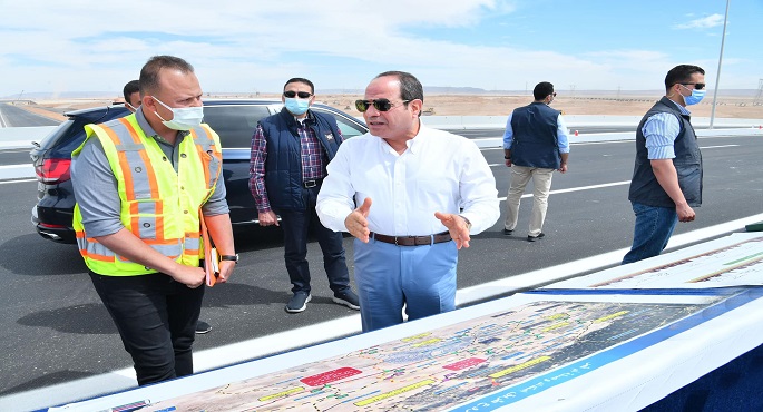 بالصور.. الرئيس السيسي يتفقد أعمال التطوير على امتداد طريق القاهرة السويس