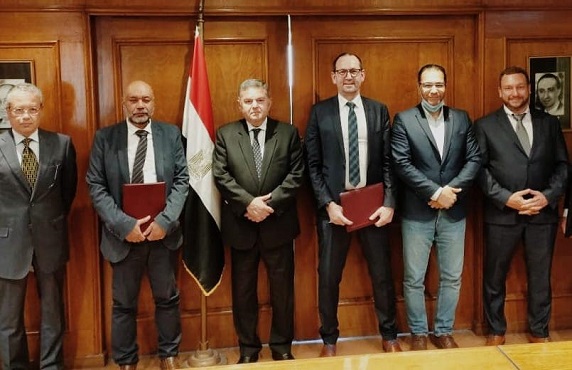 بالصور.. وزير قطاع الأعمال العام يشهد توقيع عقد استشارات بين شركتي النصر للسيارات و”FEV” الألمانية