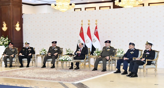 بالصور.. الرئيس السيسي يلتقي عـددا من قادة القوات المسلحة عقب أداء صلاة الجمعة بمناسبة ذكرى انتصـارات العاشر من رمضان
