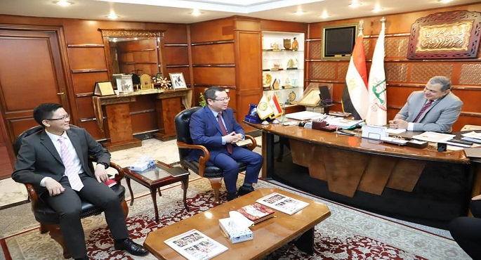 بالصور.. وزير القوى العاملة يبحث التعاون المشترك مع وفد “هواوي مصر”