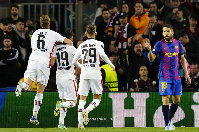 فرانكفورت يهزم برشلونة 3-2 ويصعد لنصف نهائي الدوري الأوروبي ﻿