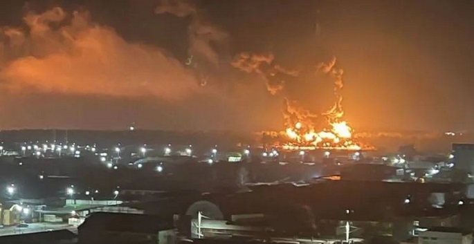 الطوارئ الروسية: اندلاع حريق فى مستودع للنفط بمنطقة بريانسك