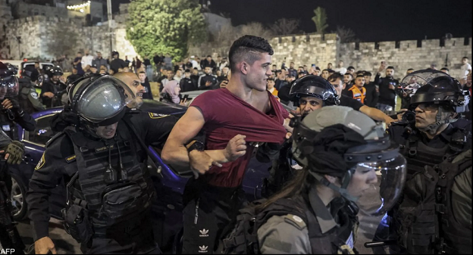 في ثاني ليالي رمضان .. إصابات واعتقالات خلال اشتباكات بين فلسطينيين وقوات الشرطة الإسرائيلية في القدس