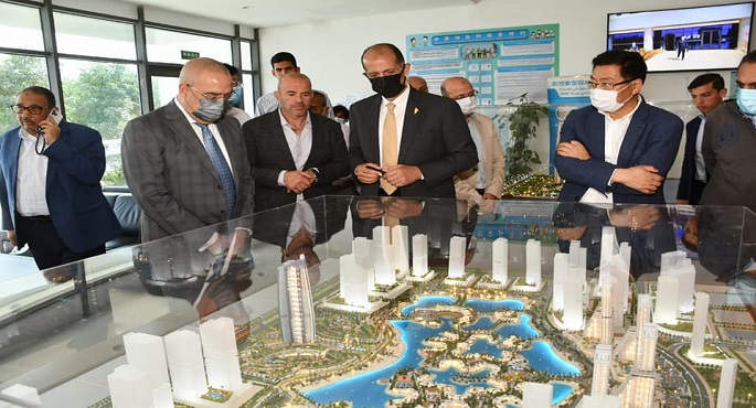 بالصور.. وزير الإسكان يستعرض التصميمات المقترحة وأنشطة الأراضي بمنطقة الداون تاون بمدينة العلمين الجديدة