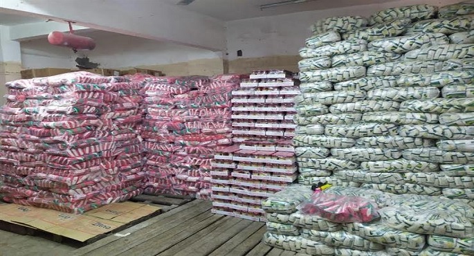 وزير التنمية المحلية يجري اتصالات مع المحافظين للاطمئنان علي توافر السلع الأساسية في الأسواق  وجهود ضبط الأسعار