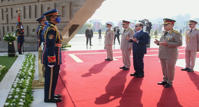 بالفيديو والصور.. الرئيس السيسي يضع إكليلا من الزهور على النصب التذكارى بمناسبة عيد تحرير سيناء