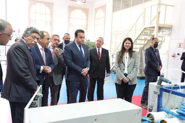 بالصور..وزير التعليم العالي يتفقد كليات ومنشآت الجامعة بالجامعة البريطانية