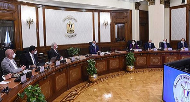 بالصور.. رئيس الوزراء يلتقى المهندس المعماري الأمريكي العالمي “أدريان سميث”
