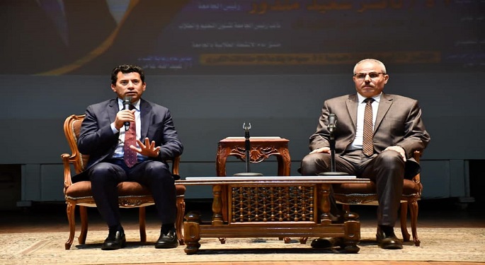 بالصور.. وزير الشباب والرياضة في حوار مفتوح مع شباب جامعة قناة السويس