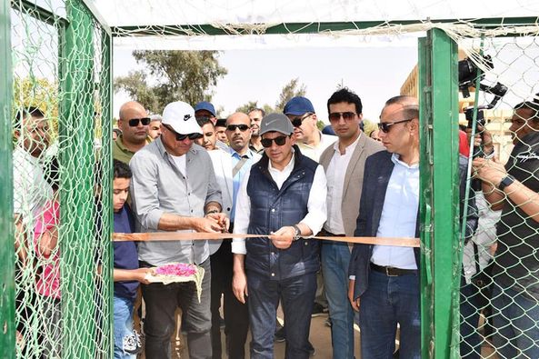 بالصور.. وزير الشباب يفتتح ملعباً خماسياً ومعرضاً للمنتجات اليدوية وأندية الفتاة بالواحات البحرية