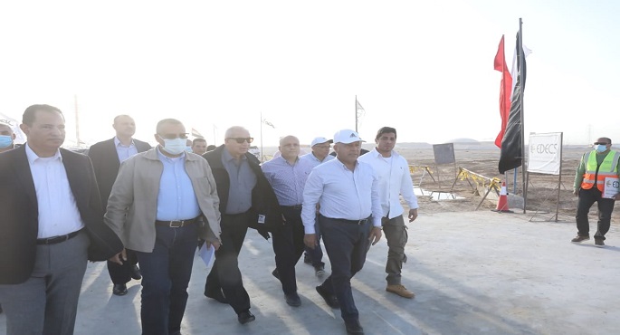 بالصور .. وزير النقل يتفقد مشروع استكمال تطوير ميناء السخنة