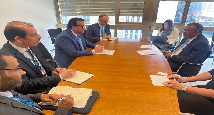 خالد عبد الغفار يبحث مع مدير عام منظمة الصحة العالمية سبل تعزيز التعاون المشترك في مجالات الصحة