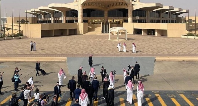 وزير الخارجية الروسي يصل إلى العاصمة السعودية