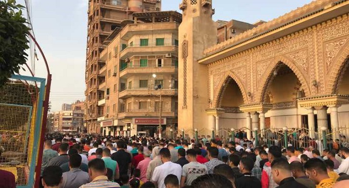 المحافظون يؤدون صلاة عيد الفطر المبارك بحضور القيادت التنفيذية والدينية