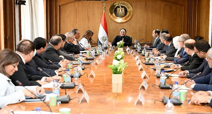 بالصور .. نيفين جامع تستعرض مع رؤساء المجالس التصديرية مستهدفات الوزارة لزيادة معدلات الصادرات المصرية