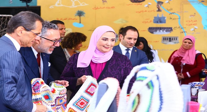 بالصور .. وزيرة التضامن ترافق وفد مجموعة البنوك الدولية بإيطاليا و رئيس بنك الإسكندرية بالقاهرة في زيارة لجمعية “تواصل”